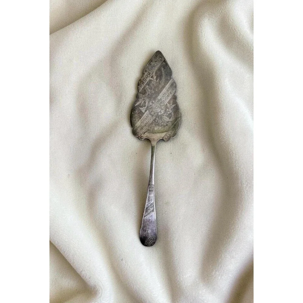 Vintage Wm Rogers & Son AA Silverplate Pie Server /Cake Server – Engraved Floral